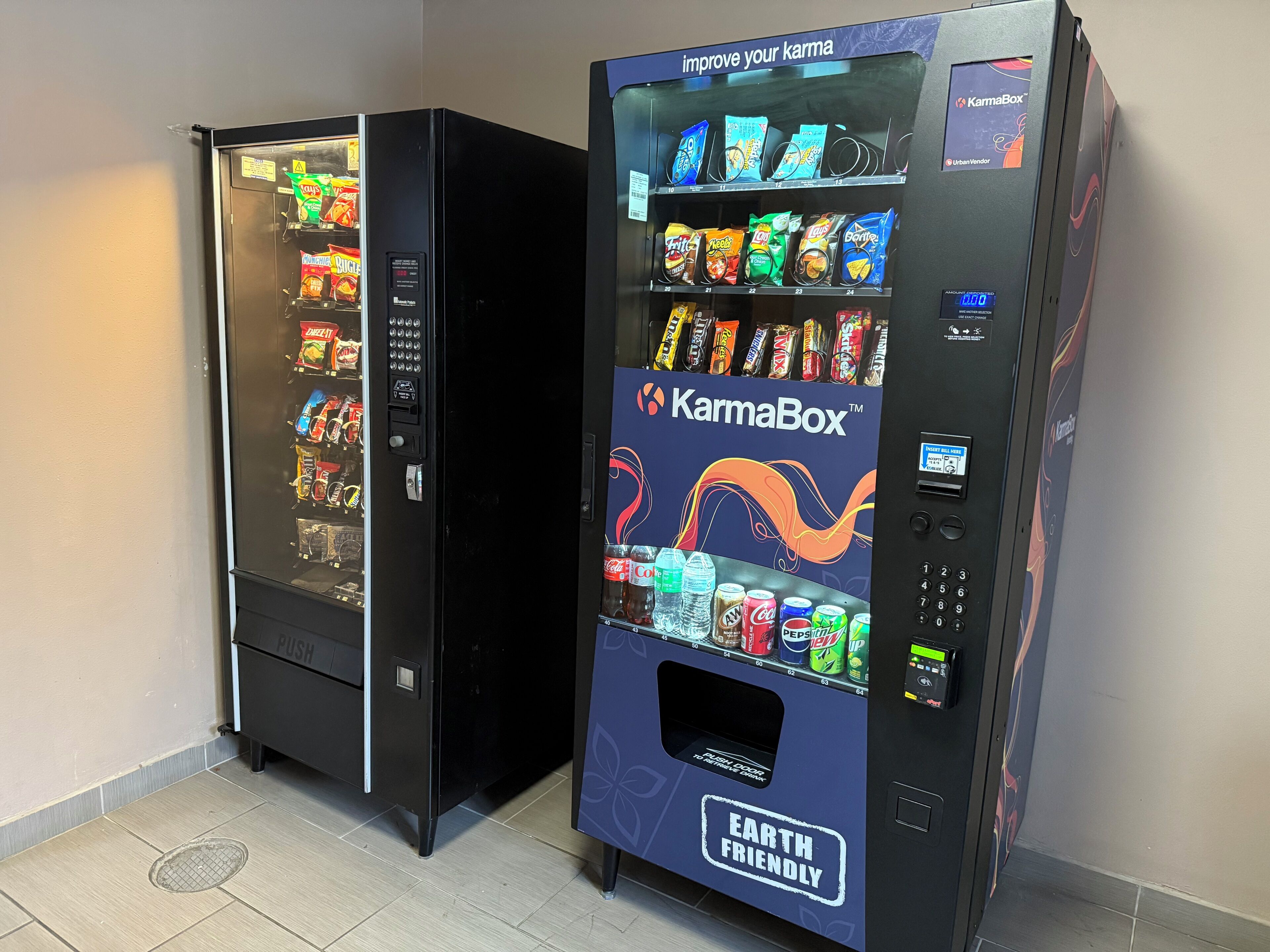 Deux distributeurs automatiques, appelés « KarmaBox », proposent une variété de collations et de boissons.