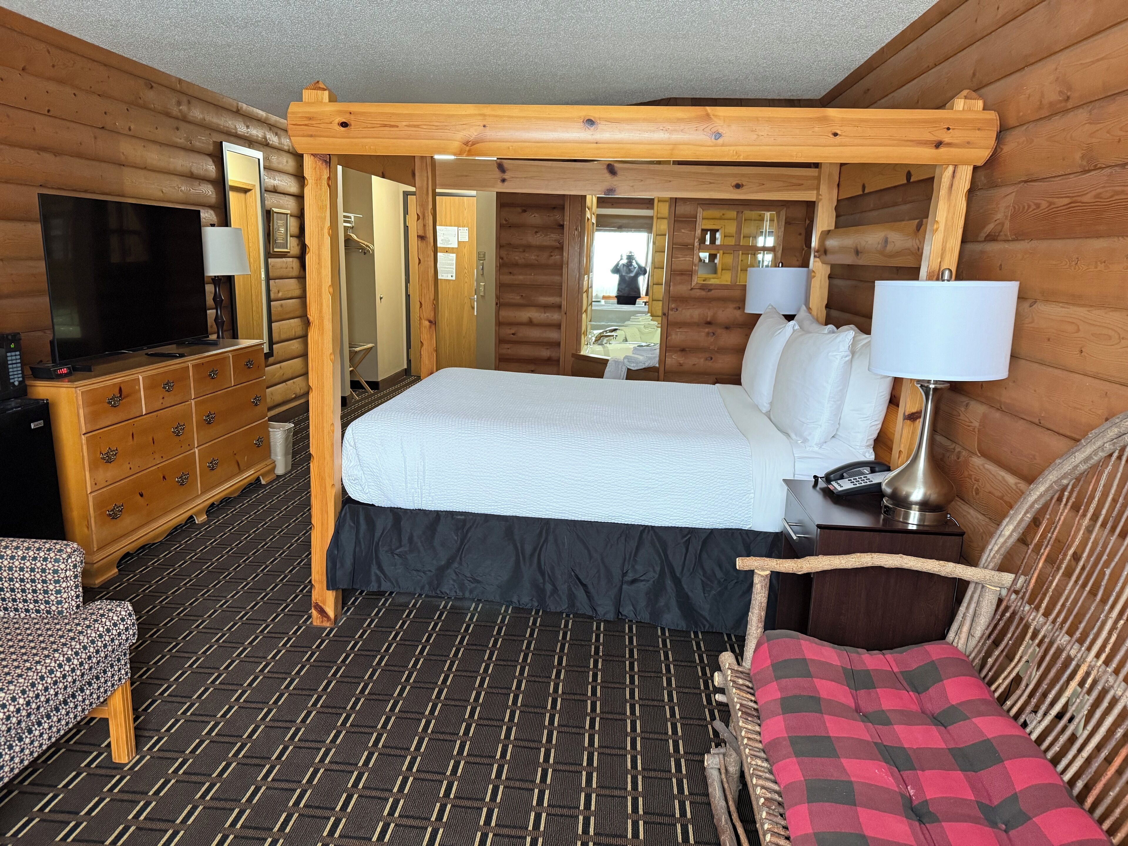 Standard-huone, 1 keskisuuri parisänky, tupakointi kielletty, poreamme (Theme Room) | Silitysrauta/-lauta, Wi-Fi, vuodevaatteet