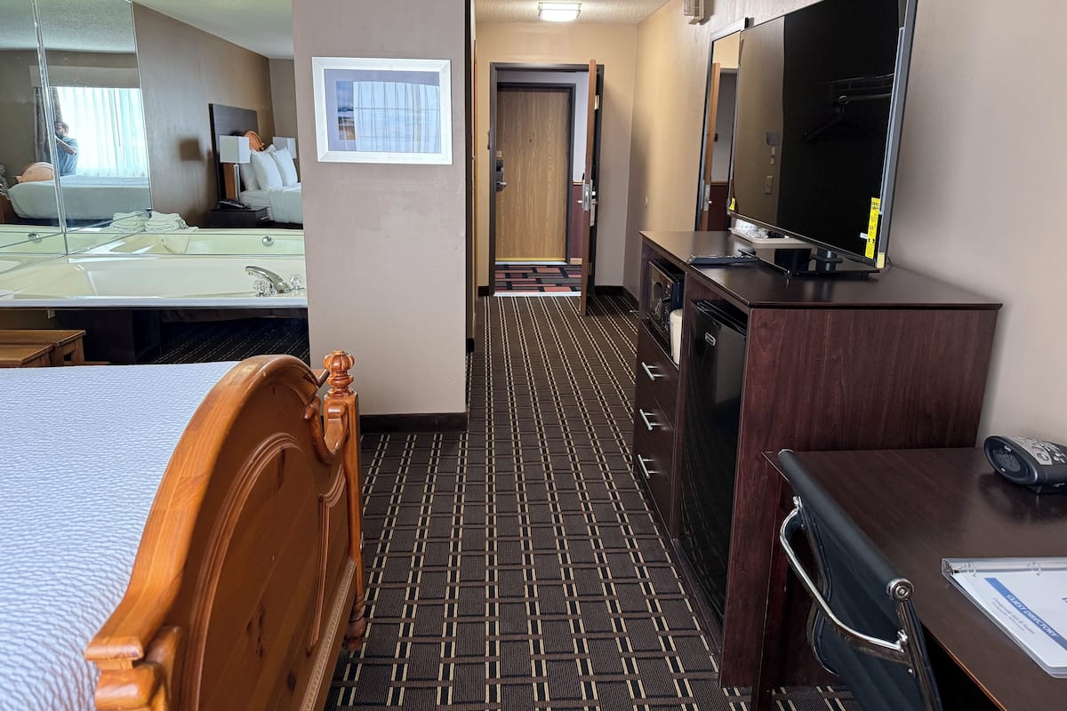 Standaard kamer, 1 queensize bed, niet-roken, koelkast en magnetron (Theme Room) | Een strijkplank/strijkijzer, wifi, beddengoed