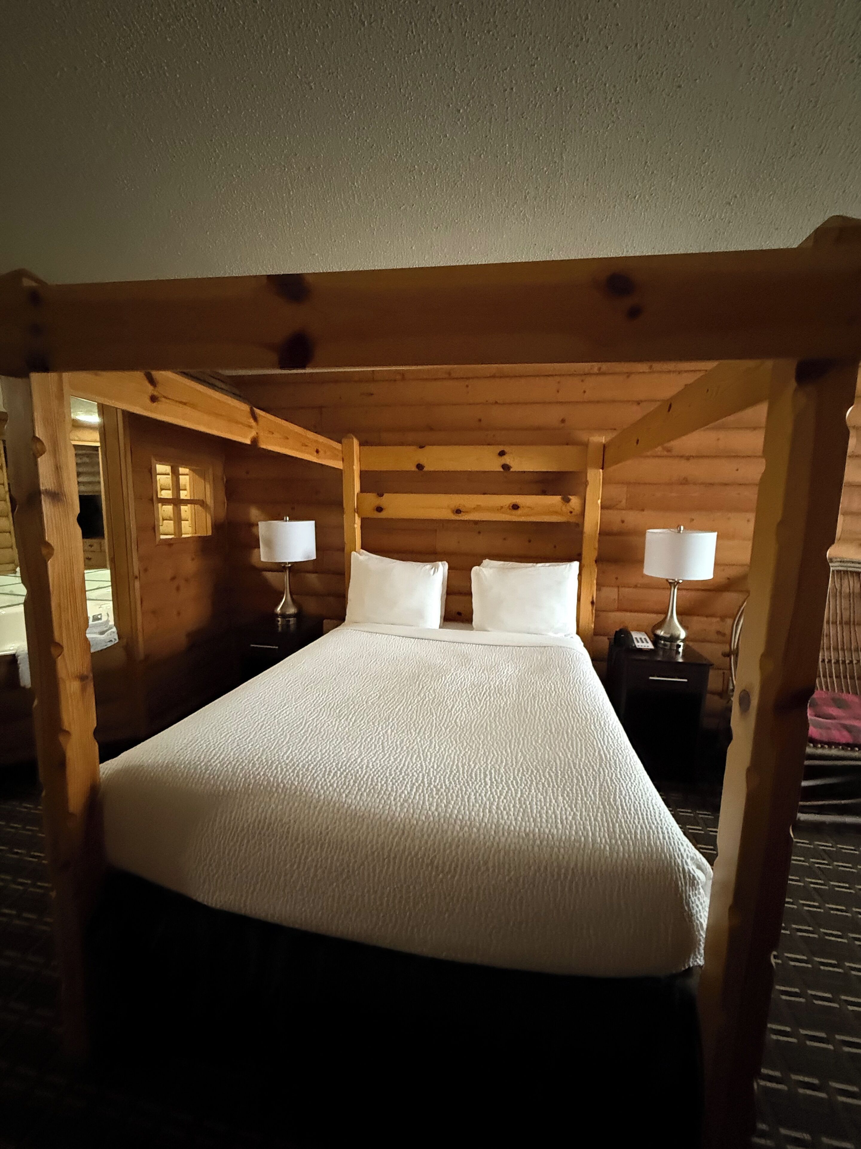 Quarto standard, 1 cama Queen, para não fumantes, banheira de hidromassagem (Theme Room) | Ferros/tábuas de passar roupa, Wi-Fi (sobretaxa), roupa de cama