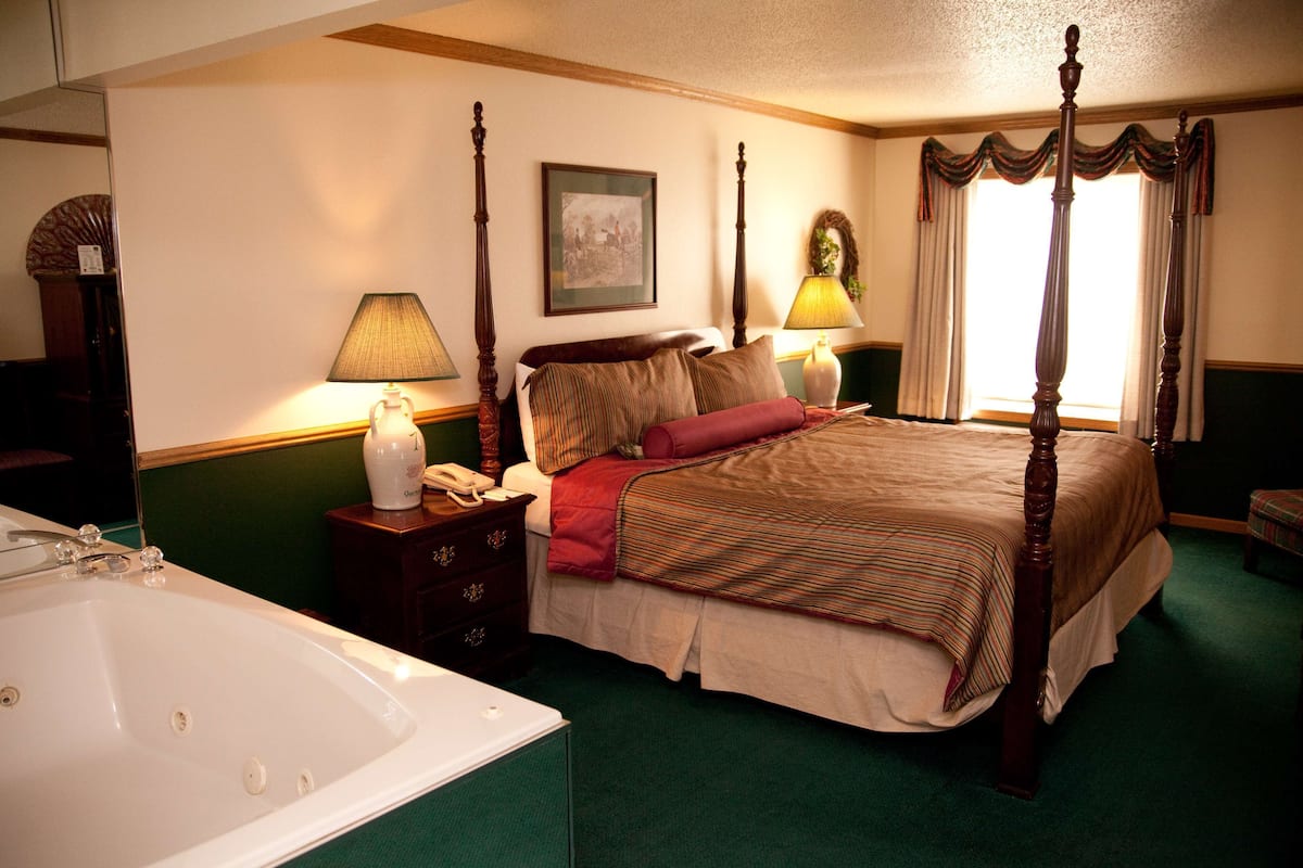 Standard Room, 1 King Bed, Non Smoking, Jetted Tub (Theme Room) | Iron/ironing board, WiFi, bed sheets