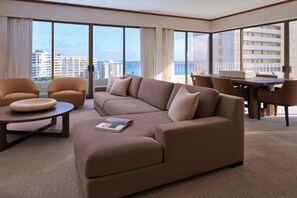 Cobertura, 2 quartos, vista para o oceano (Suite) | Área de estar | Smart TV, dock para iPod, filmes pagos, dock para MP3