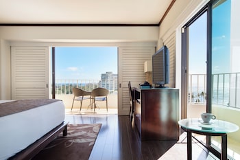 Premium Room, 1 King Bed, Ocean View, Corner | Premium bedding, pillowtop beds, in-room safe, desk at Lotus Honolulu at Diamond Head