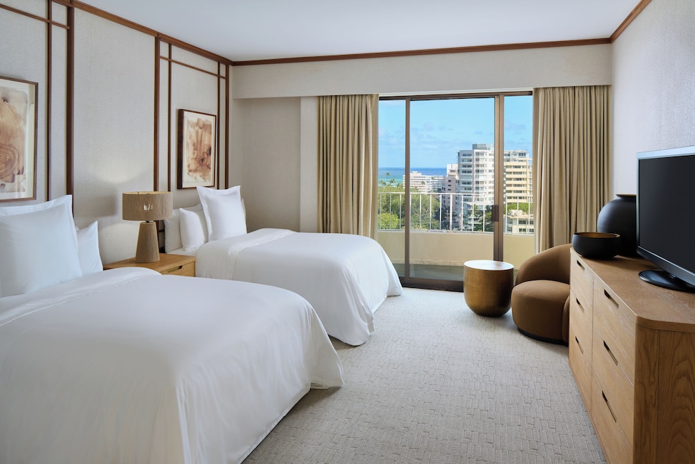 Lotus Honolulu at Diamond Head by null