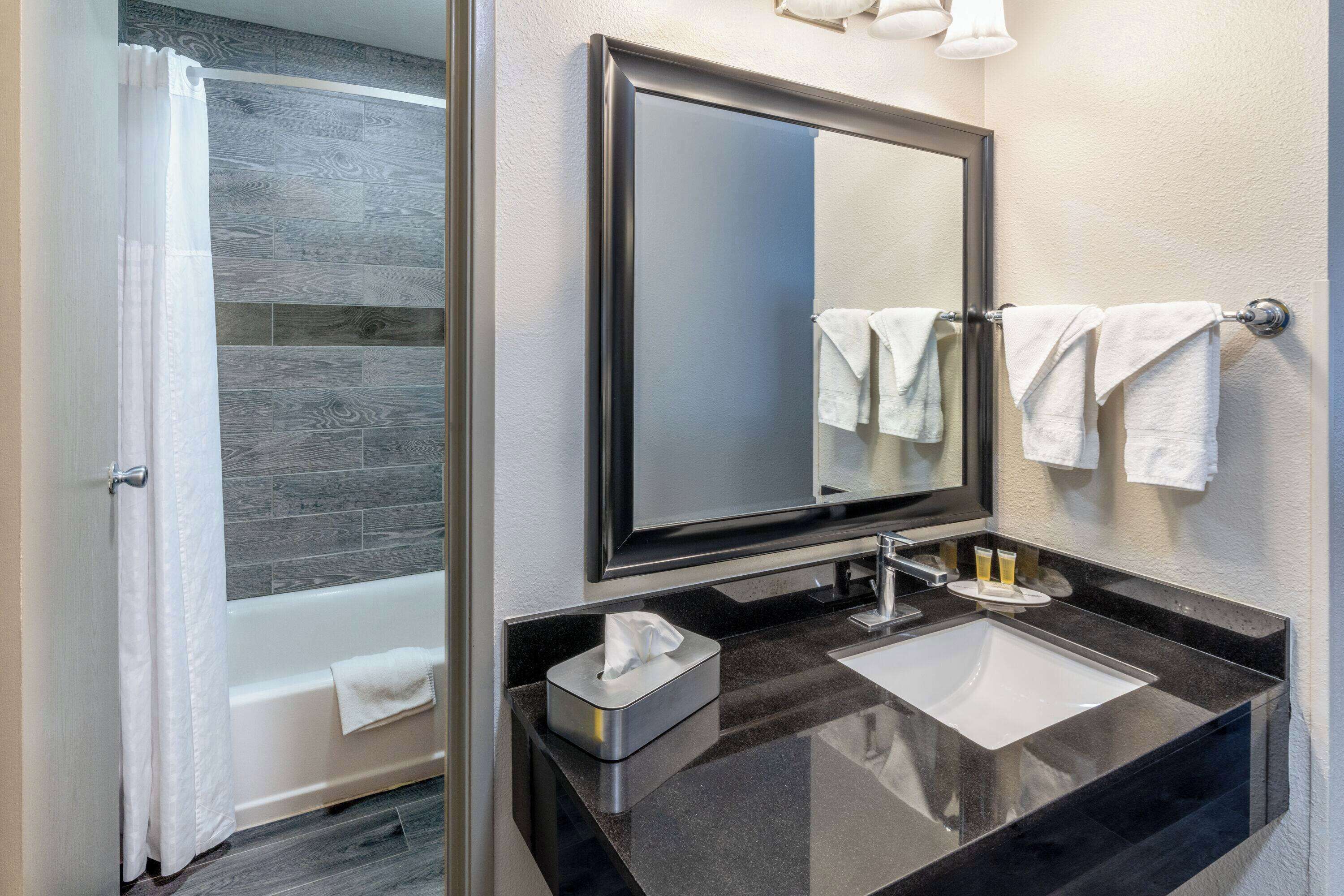 Bañera, artículos de tocador gratuitos, secador de pelo, toallas