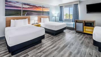 Suite | Desk, blackout drapes, iron/ironing board, free WiFi