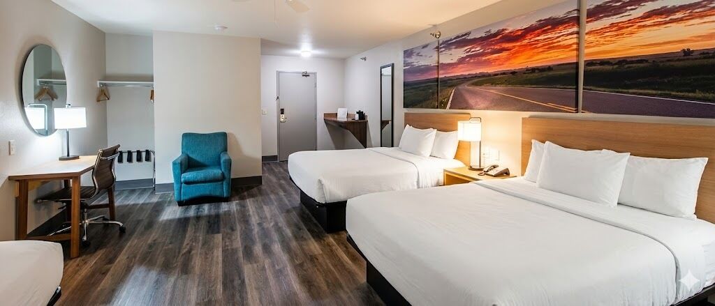 Habitación estándar, 2 camas Queen size | Escritorio, cortinas blackout y tabla de planchar con plancha 