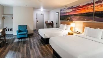 Habitación estándar, 2 camas Queen size | Escritorio, cortinas blackout y tabla de planchar con plancha