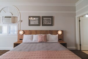 Standard Room, 1 King Bed | In-room safe, blackout drapes, iron/ironing board, free WiFi