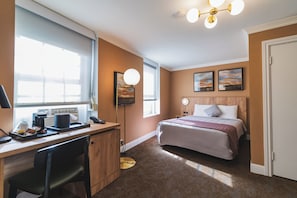 Standard-huone, 1 keskisuuri parisänky | Tallelokero huoneessa, pimennysverhot, silitysrauta/-lauta