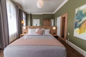 Suite, 1 cama de matrimonio grande, vistas a la ciudad | Caja fuerte, cortinas opacas, tabla de planchar con plancha