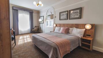 Standard Room, 1 King Bed | In-room safe, blackout drapes, iron/ironing board, free WiFi