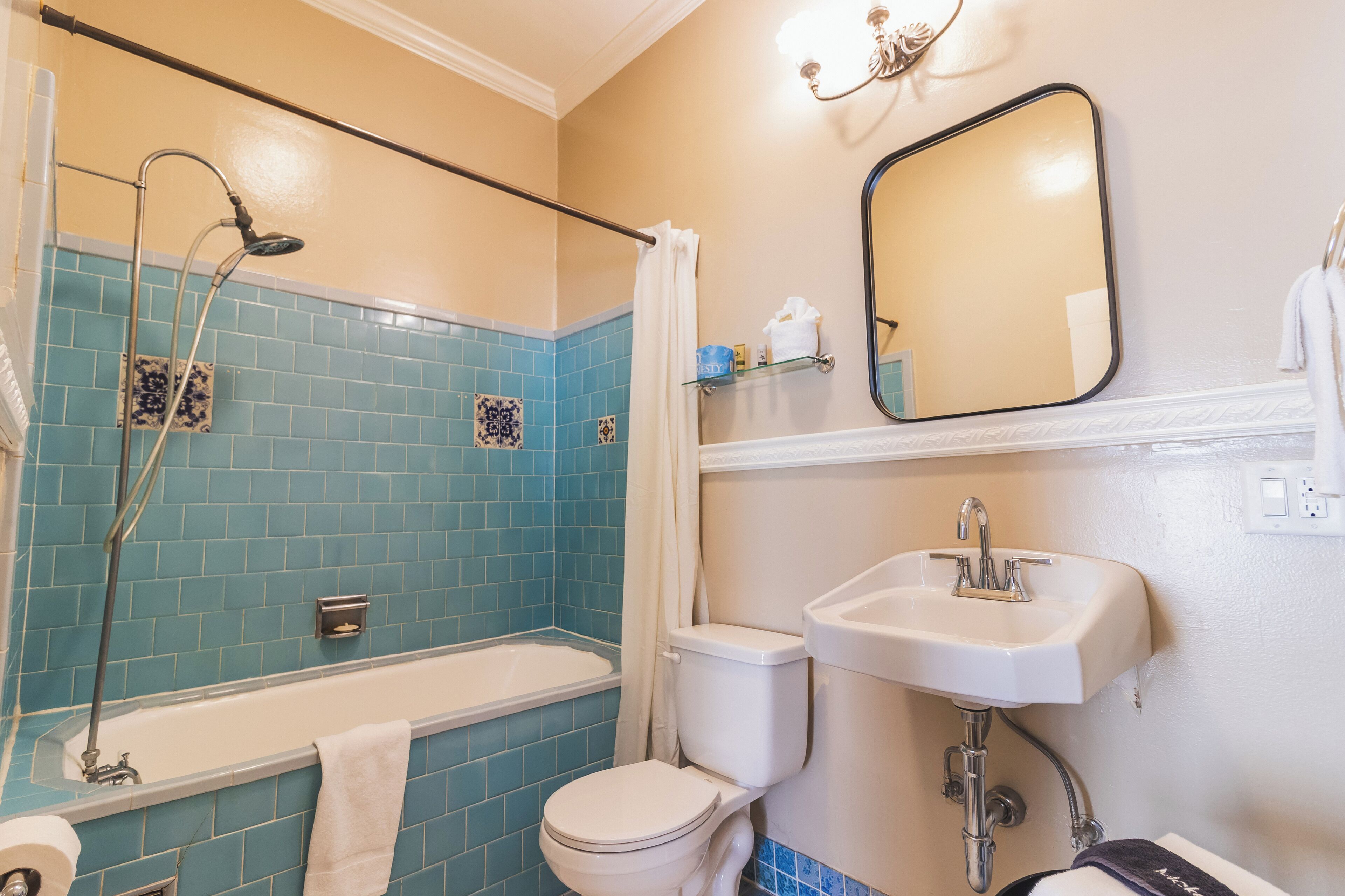 Un baño con bañera, inodoro y lavabo.