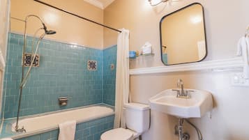 Un baño con bañera, inodoro y lavabo.