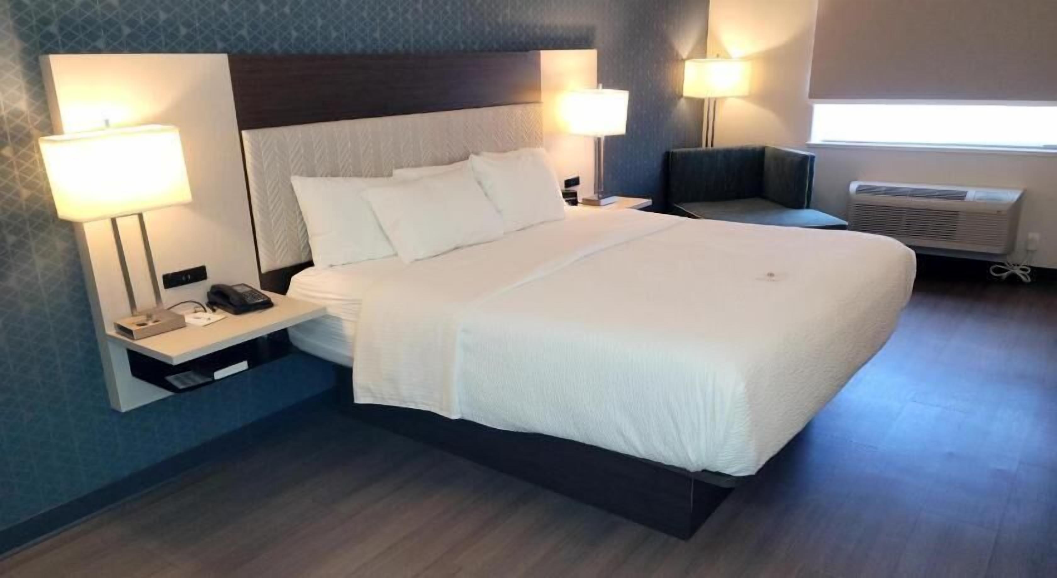 Premium bedding, desk, iron/ironing board, free cribs/infant beds