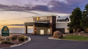 A modern hotel entrance with a sign reading "La Quinta Inn & Suites". - La Quinta Inn & Suites by Wyndham Santa Rosa (Santa Rosa)