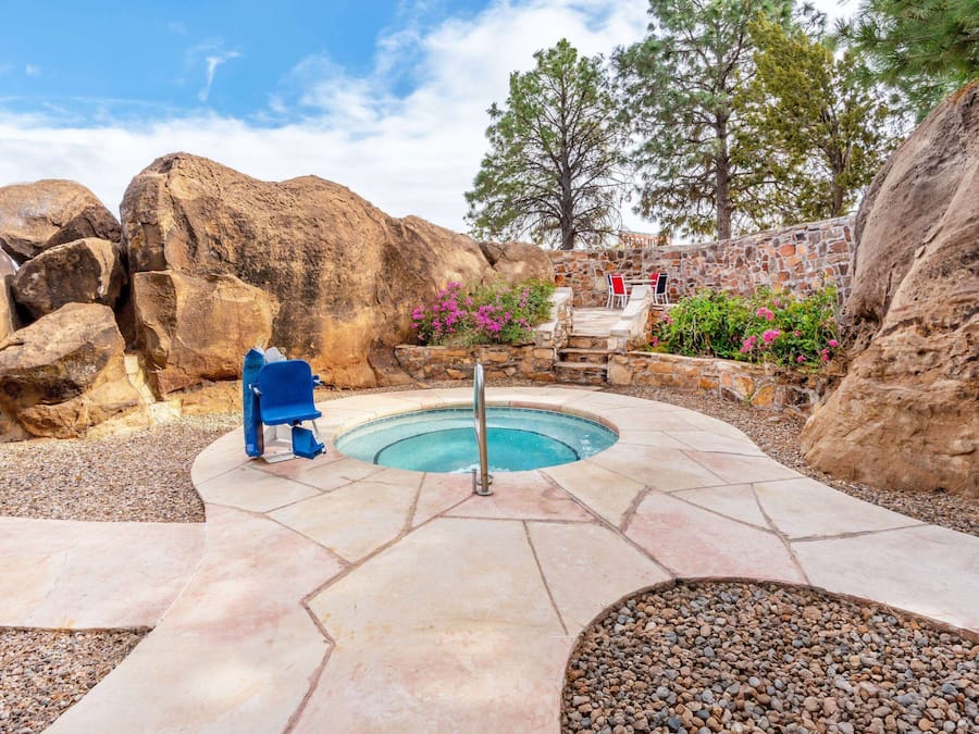 Een binnenzwembad, een seizoensgebonden buitenzwembad