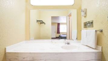 Bathtub dan shower terpisah dan perlengkapan mandi gratis