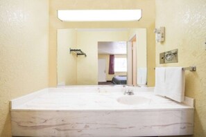 Baignoire et douche séparées, articles de toilette gratuits