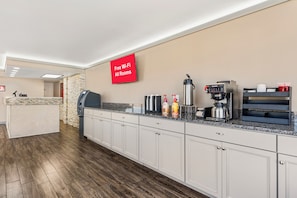 Breakfast area - Red Roof Inn Kissimmee (Kissimmee)