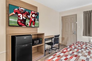Superior Room, 1 King Bed, Roll-in Shower, Non Smoking | Desk, iron/ironing board, WiFi (free), alarm clocks - Red Roof Inn Kissimmee (Kissimmee)