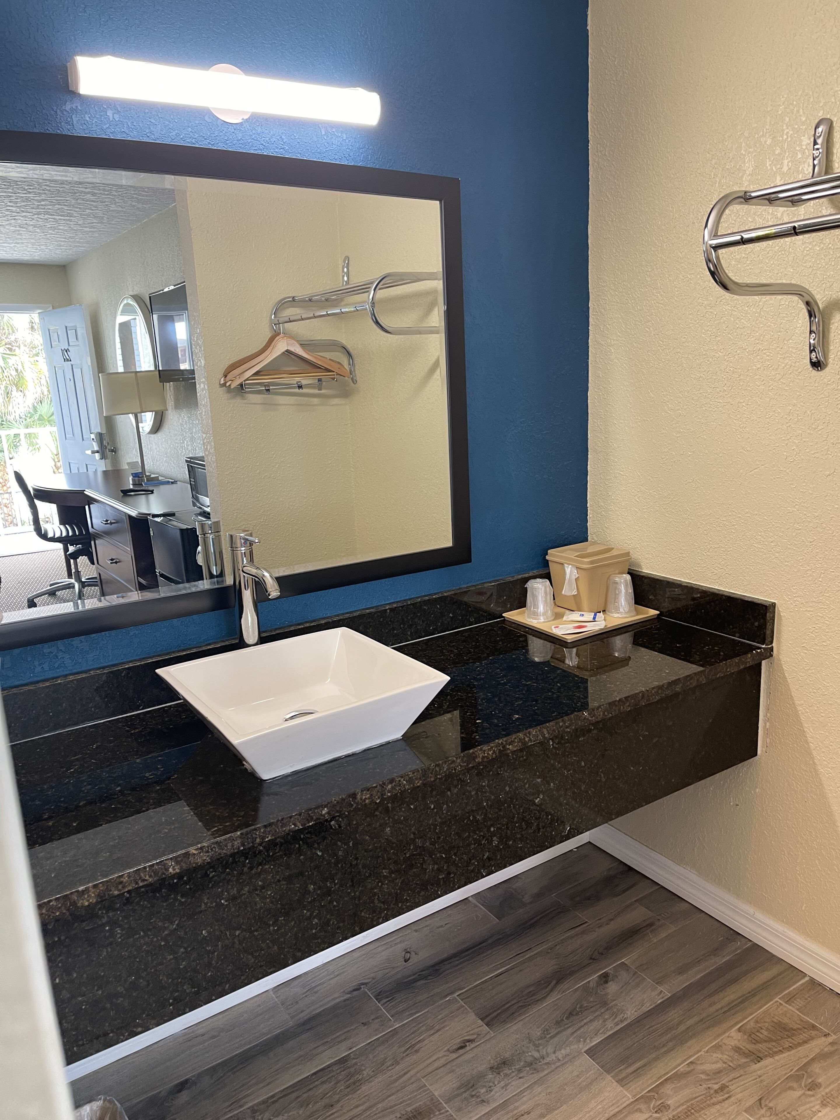 Rodeway Inn Maingate Central