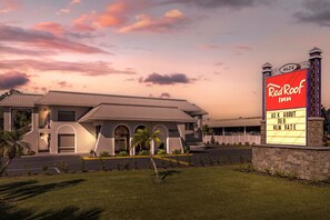 Front of property - evening/night - Red Roof Inn Kissimmee (Kissimmee)