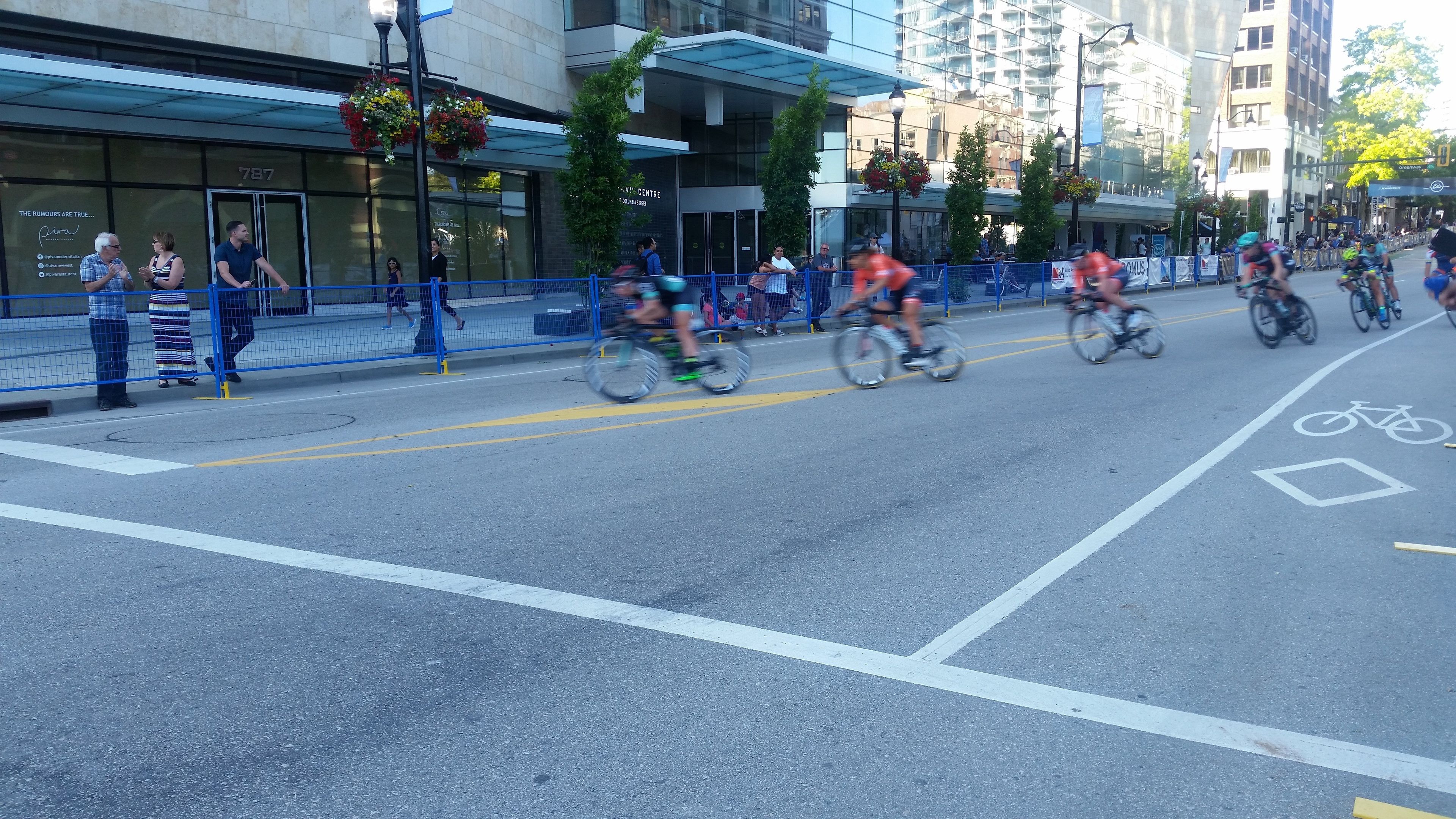 Una calle con ciclistas y espectadores.