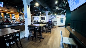 供应午餐、晚餐和早午餐