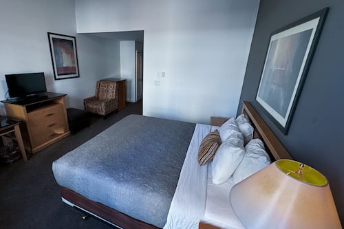 Chambre Standard, 1 très grand lit (Rear Facing) | Literie de qualité supérieure, bureau, rideaux occultants
