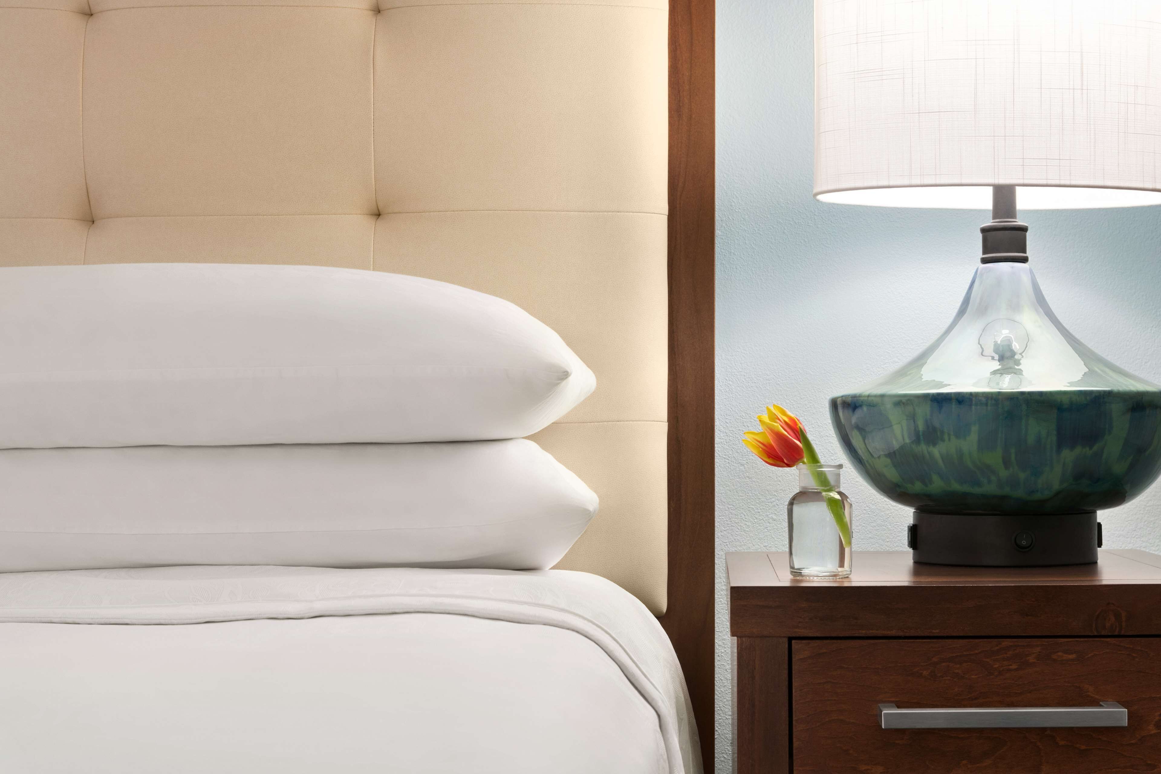 1 bedroom, pillow-top beds, desk, laptop workspace