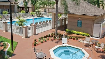 Una piscina al aire libre, tumbonas