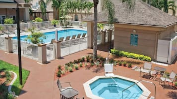 Piscina externa, espreguiçadeiras