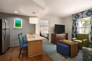 Suite, 1 King-Bett, Poolblick | 1 Schlafzimmer, Pillowtop-Betten, Schreibtisch