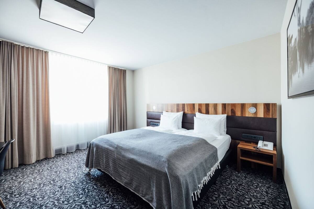 Ropa de cama hipoalergénica y caja de seguridad en la habitación 