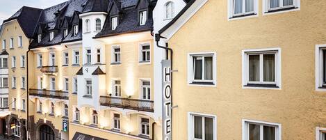 A hotel with multiple stories, a classic European architectural style, and a sign indicating it is a hotel.