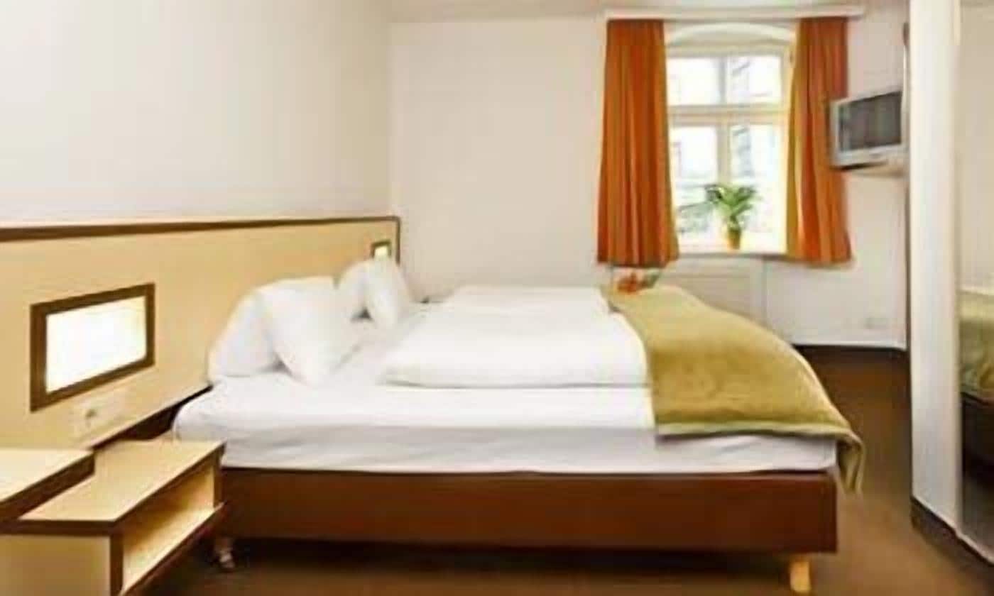 double room single use | pillow-top beds, desk, soundproofing, cots/infant beds