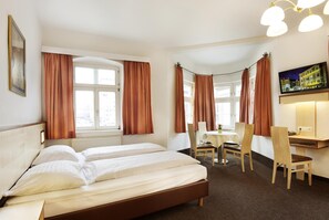 Desk, soundproofing, free WiFi, bed sheets - Hotel Goldene Krone (Innsbruck)