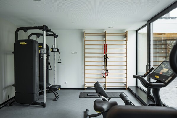 A gym with exercise equipment, a pull-up bar, and a treadmill. - Hotel Goldenes Schiff (Bad Ischl)