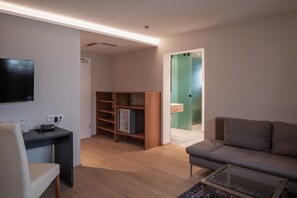 Family Suite | 1 bedroom, hypo-allergenic bedding, in-room safe, desk