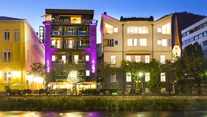 Un hotel con balcón y zona de estar al aire libre.