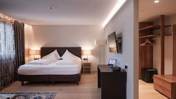 Family Suite | 1 bedroom, hypo-allergenic bedding, in-room safe, desk