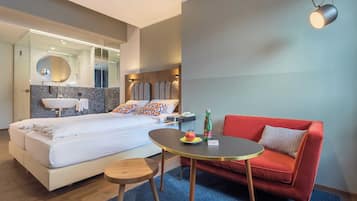 Quarto casal standard | Roupas de cama premium, cofres nos quartos, escrivaninha