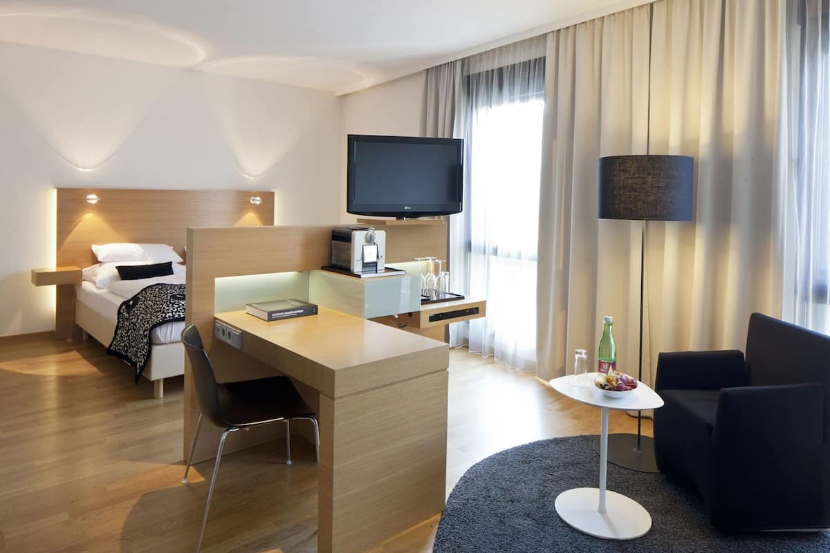 Premium bedding, in-room safe, desk, laptop workspace