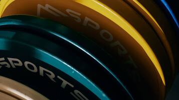 En närbild på en behållare i flera färger, där ordet ”SPORTS” syns tydligt.