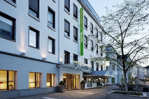 Fassade der Unterkunft – Abend/Nacht