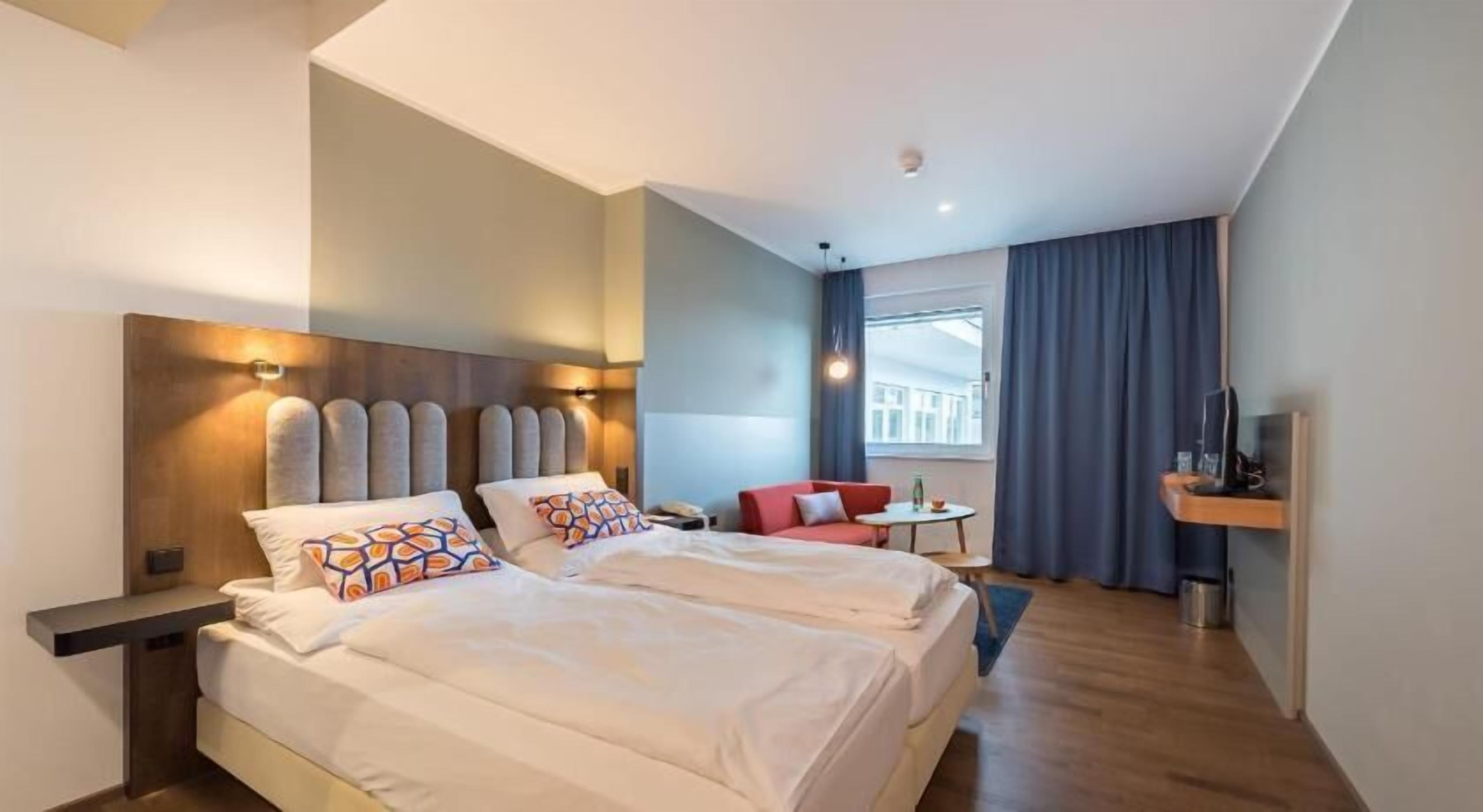 Premium bedding, in-room safe, desk, laptop workspace