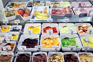 Se ofrece un desayuno bufé todos los días (por un coste adicional)