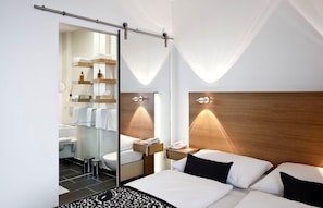 Premium bedding, in-room safe, desk, laptop workspace