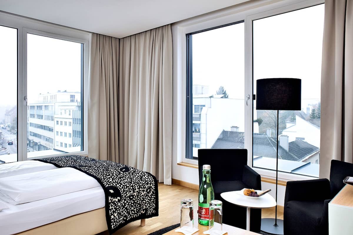 1 bedroom, premium bedding, in-room safe, desk